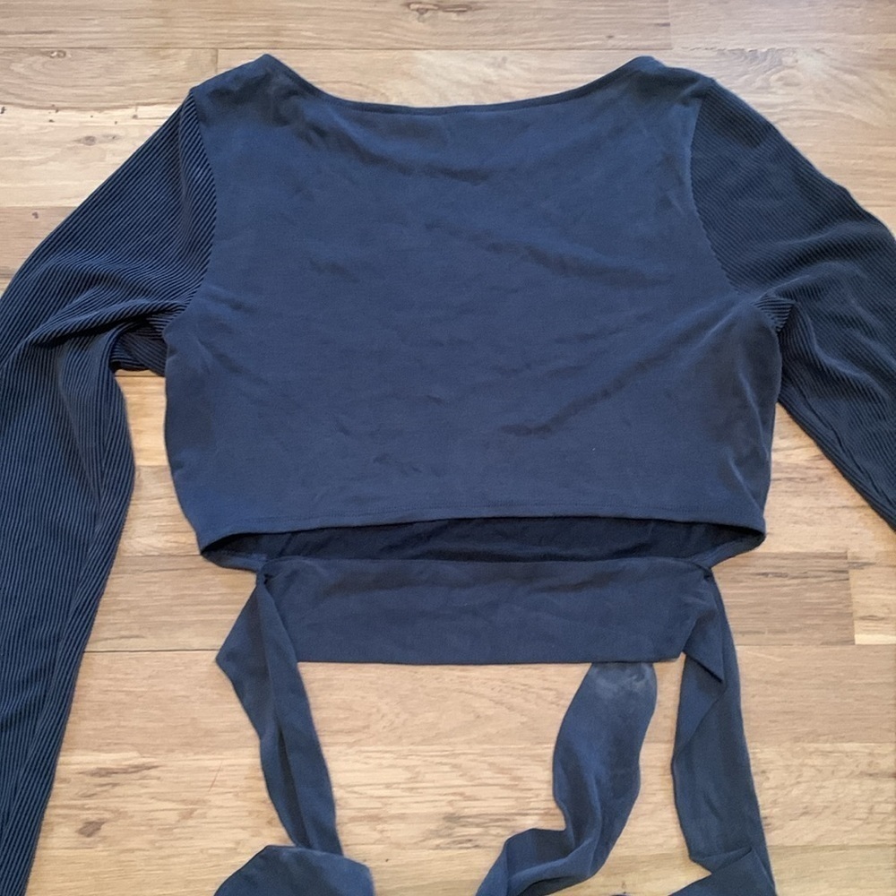 Victoria’s Secret Long Sleeve Cropped Wrap Around Tie Waist Shirt Women’s M - Picture 10 of 11
